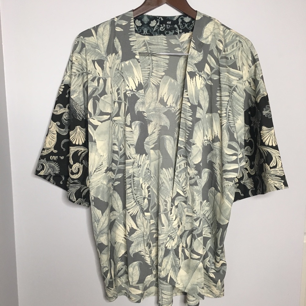 Kimono with floral printing.